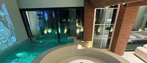 Inomhuspool och uppvärmd pool