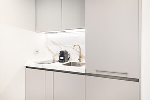 Fridge, microwave, stovetop, coffee/tea maker - Easylife - Duomo Deluxe Apartments #3 (Milano)