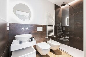 Ducha, secador de pelo, bidet, toallas