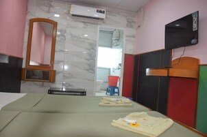 Deluxe Double Room | Desk, laptop workspace, free WiFi