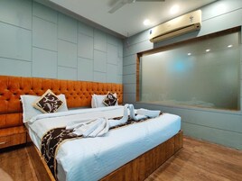 Deluxe Double Room | Bathroom | Shower, free toiletries, bathrobes, slippers
