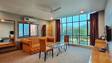 Habitación doble Deluxe | Escritorio, espacio para trabajar con laptop y wifi gratis