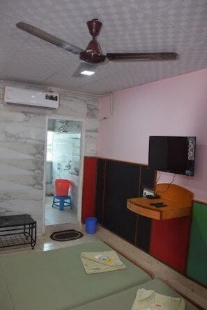 Deluxe Double Room | Desk, laptop workspace, free WiFi