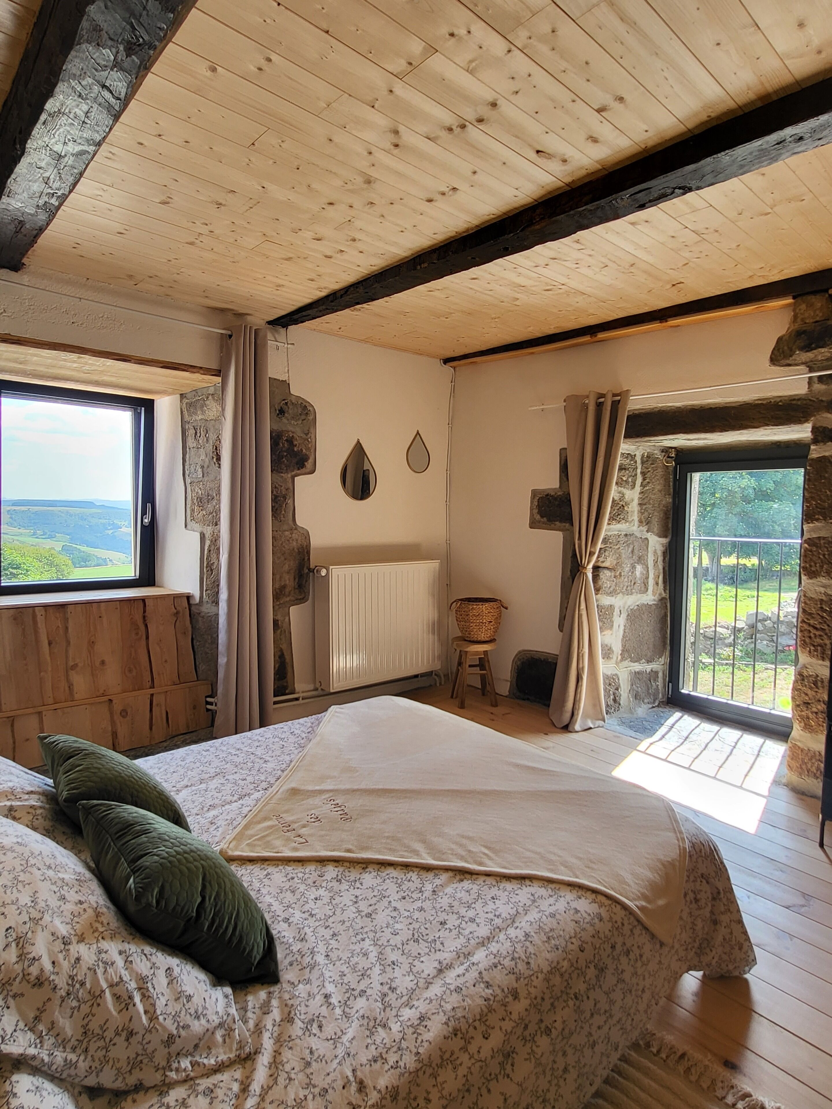 3 dormitoris, un bressol de viatge i roba de llit 