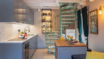 Departamento Gallery | Cocina privada | Cafetera de espresso y tetera eléctrica