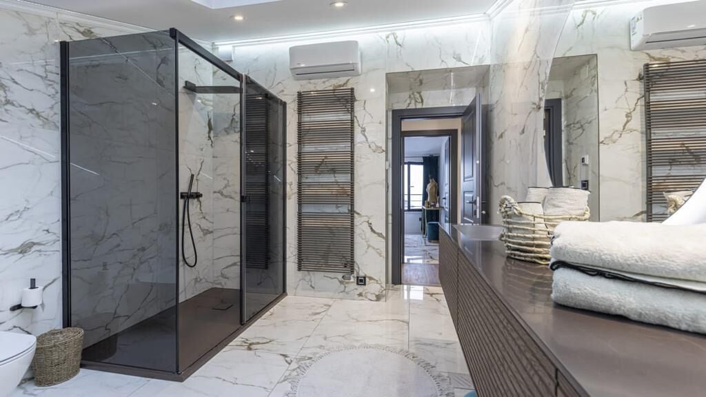 Luxury Penthouse, City View, Oceanfront | Bathroom | Hair dryer, towels, soap, shampoo