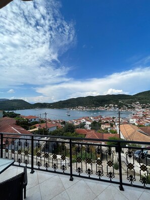 Property grounds - 3-bedroom house in charming Ithaki with AC, WiFi. Live the Greek dream (ithaki)