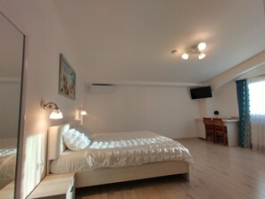 Deluxe Double Room, Lake View | Desk, free WiFi - La Amy (Pangarati)