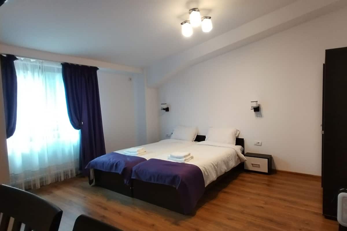 Standaard Twin kamer, gedeeltelijk uitzicht op meer | 1 slaapkamer, een bureau, gratis wifi
