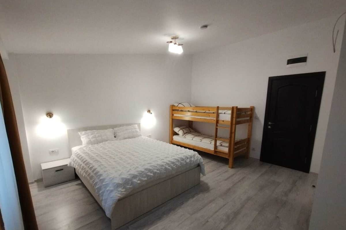 Familie vierpersoonskamer, gedeeltelijk uitzicht op meer | 1 slaapkamer, een bureau, gratis wifi