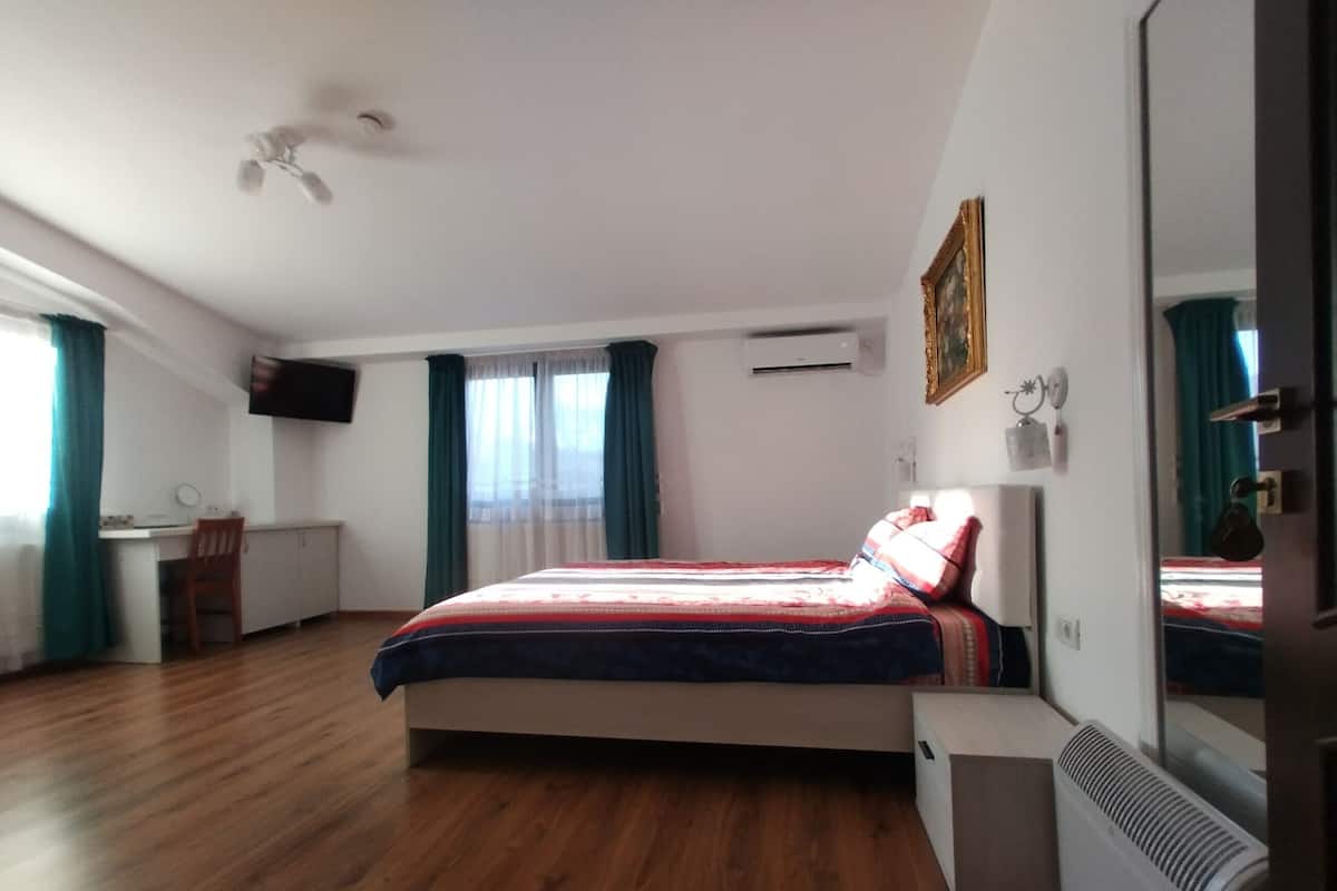Deluxe Double Room, Lake View | Desk, WiFi (free)
