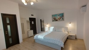 Deluxe-Doppelzimmer, Seeblick | Schreibtisch, kostenloses WLAN