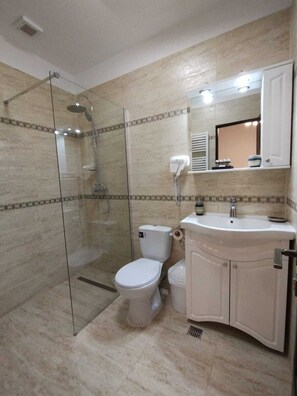 Family Quadruple Room, Partial Lake View | Bathroom | Towels, soap, shampoo, toilet paper - La Amy (Pangarati)
