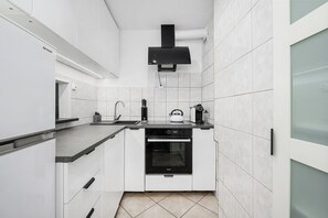 Departamento Confort, vista a la ciudad | Cocina privada | Refrigerador, microondas, horno y parrilla de estufa 