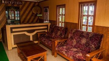 Coin salon dans le hall