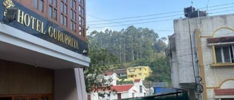 Un edificio con un letrero que dice "HOTEL GURUPRIYA".