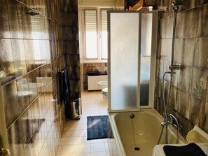 Haartrockner, Handtücher, Seife, Toilettenpapier