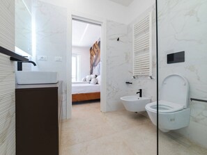 Shower, hair dryer, bidet, towels - Wonderful private villa for 6 people with A/C, WIFI, private pool, TV and veranda, close to Ostuni (Torre San Sabina)