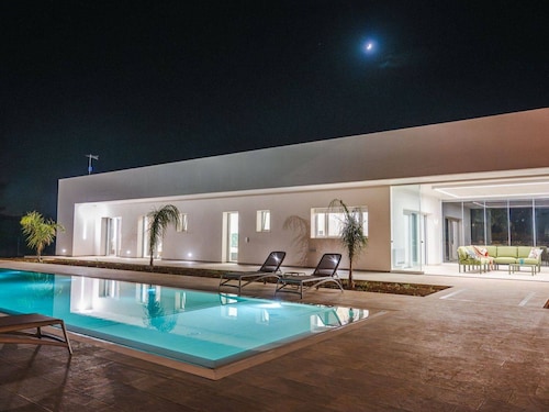 Stunning private villa for 6 people with private pool, A/C, WIFI, TV and veranda, close to Ostuni