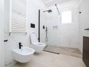 Dusche, Haartrockner, Bidet, Handtücher