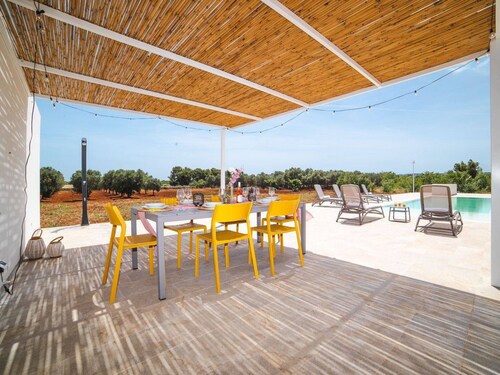 Stunning private villa for 6 guests with A/C, private pool, WIFI, TV and veranda, close to Ostuni