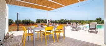 Stunning private villa for 6 guests with A/C, private pool, WIFI, TV and veranda, close to Ostuni
