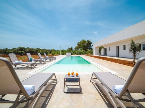 Stunning private villa for 6 guests with private pool, WIFI, A/C, TV and veranda, close to Ostuni