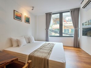 Appartamento Basic, balcone, vista città | Bagno | Set di cortesia gratuito, asciugacapelli, asciugamani, sapone