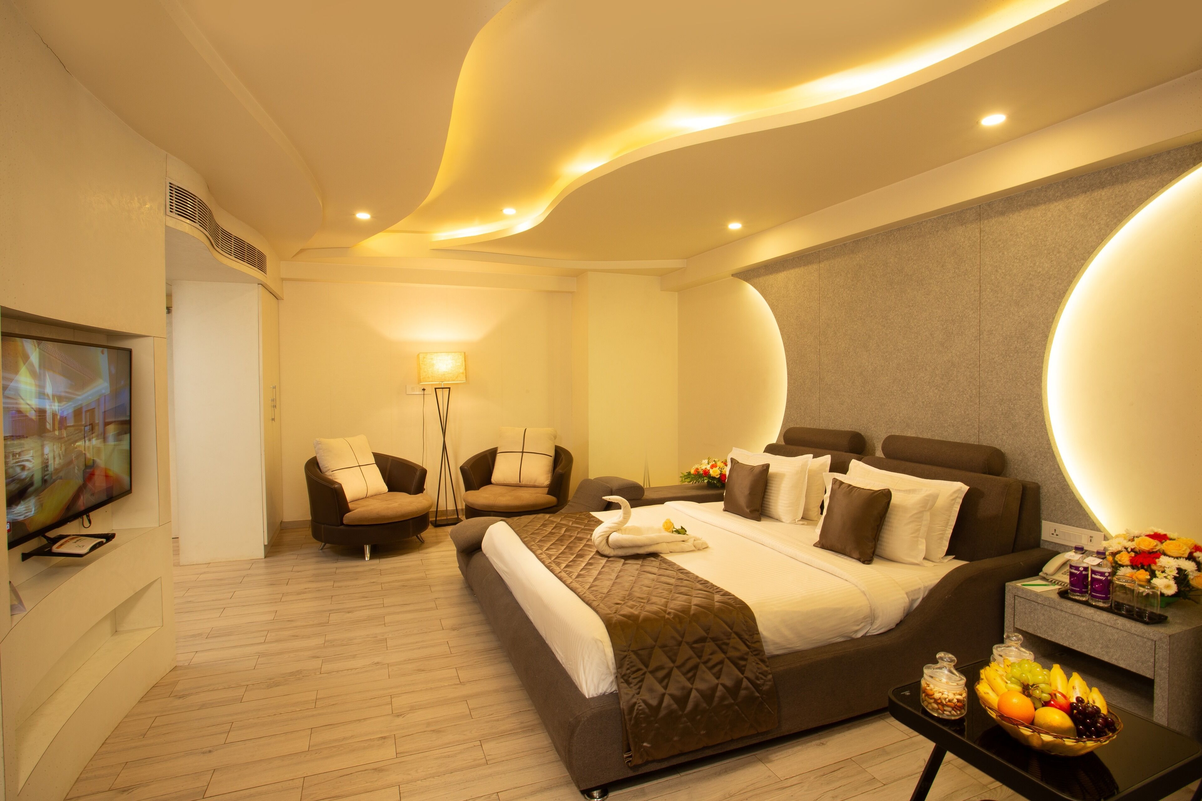 Club Room | Hypo-allergenic bedding, desk, laptop workspace, free WiFi