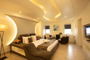 Club Room | Hypo-allergenic bedding, desk, laptop workspace, free WiFi - TGI SPS Grand (Coimbatore)