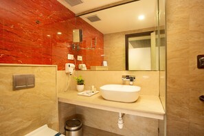 Habitación ejecutiva, vista a la ciudad | Baño | Regadera, amenidades de baño gratuitas, toallas, jabón