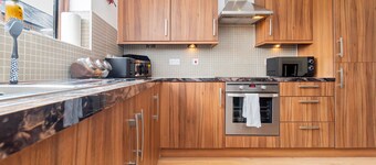 Five Minute Walk To Basingstoke Hospital Contractors Welcome  5-Bedroom Townhouse Great Location