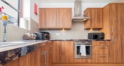 Five Minute Walk To Basingstoke Hospital Contractors Welcome 5-Bedroom Townhouse Great Location
