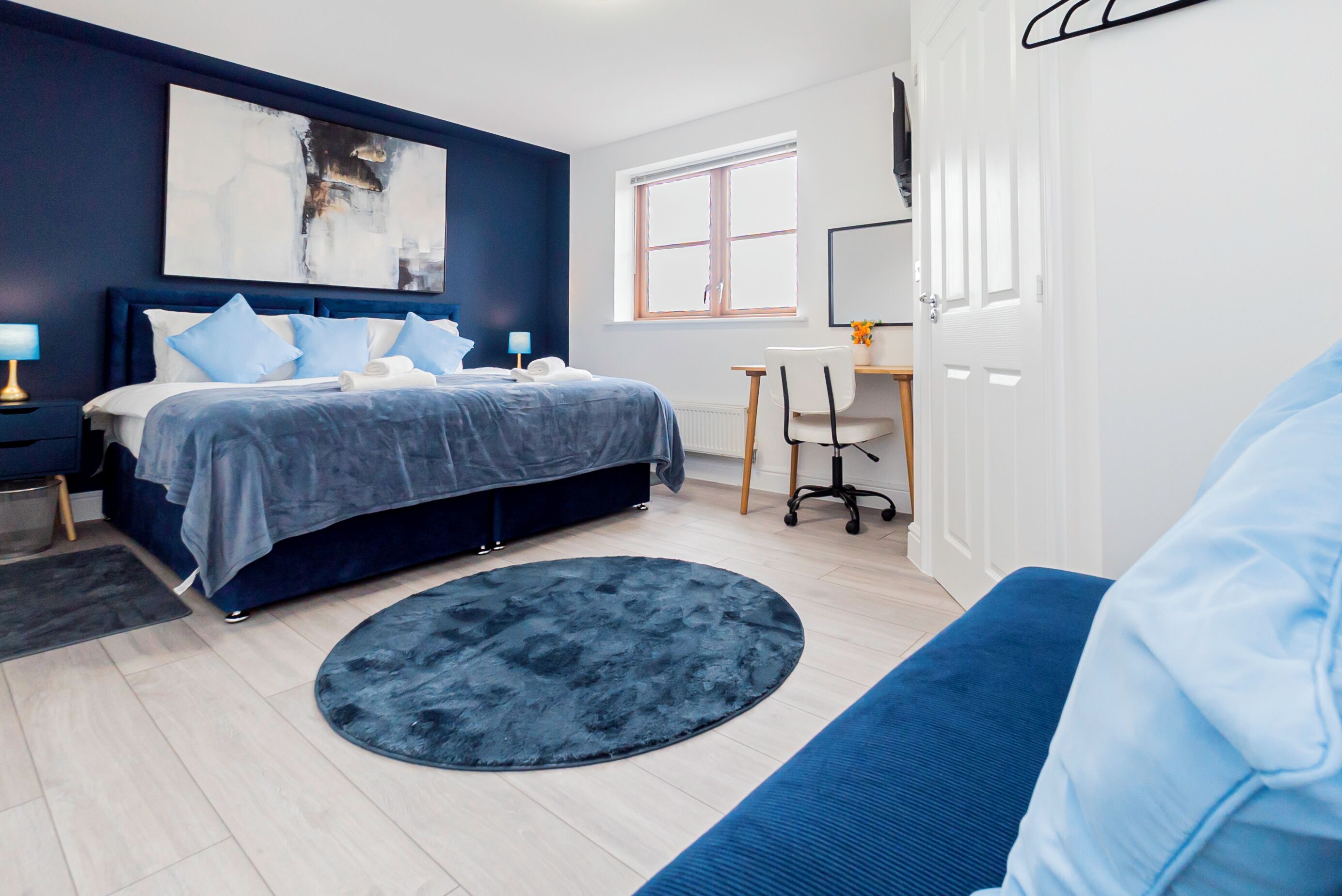 Five Minute Walk To Basingstoke Hospital Contractors Welcome  5-bedroom Townhouse Great Location - 베이싱스토크