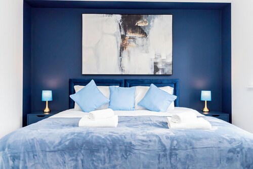 Five Minute Walk To Basingstoke Hospital Contractors Welcome  5-Bedroom Townhouse Great Location