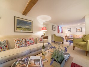 Una televisión, una chimenea, un reproductor de DVD