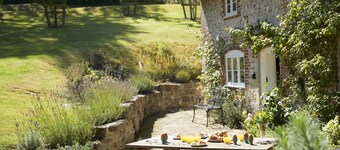 This beautiful 300-year-old detached thatched cottage nestled within the stunning Cranborne Chase.
