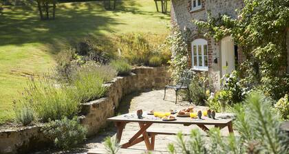 This beautiful 300-year-old detached thatched cottage nestled within the stunning Cranborne Chase.