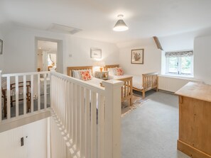 4 bedrooms, iron/ironing board, Internet, bed sheets