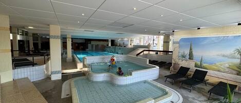 Een binnenzwembad en een buitenzwembad