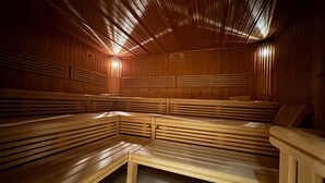 Una sauna con bancos de madera y paredes con listones.
