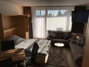 Smart TV, table tennis