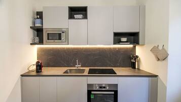 Micro-ondes, four, chaise haute