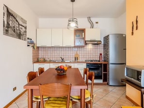 Een microgolfoven, een oven, een kinderstoel