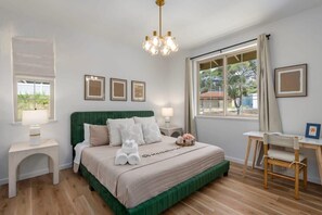 Luxury House (3 Bedrooms) | 1 bedroom, iron/ironing board, travel crib, bed sheets - Marbella Lane Nohea Stylish Home Makaha (Waianae)