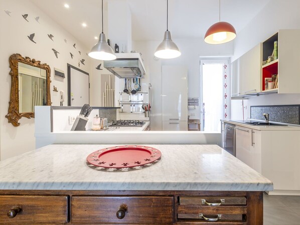 Mikrowelle, Ofen, Geschirrspüler