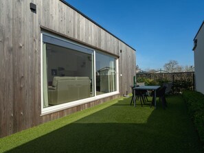Outdoor dining - Lovely apartment in villa for 4 guests with WIFI, A/C, TV, terrace and pets allowed (Bruges)