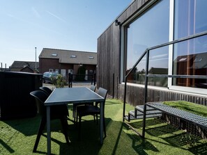 Outdoor dining - Lovely apartment in villa for 4 guests with WIFI, A/C, TV, terrace and pets allowed (Bruges)