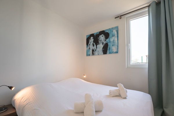 Chambre, Lit, Bois, Drap De Lit, Literie, Sol, Design Intérieur, Linge, Appartement, Cadre De Lit