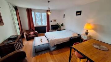 1 slaapkamer, een bureau, een strijkplank/strijkijzer, reisbedje